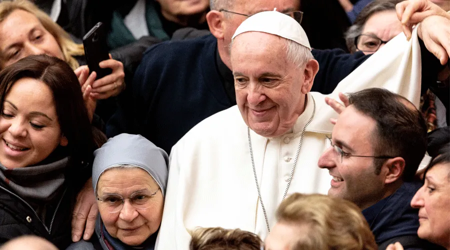 El Papa Francisco rodeado de fieles. Foto: Daniel Ibáñez / ACI Prensa