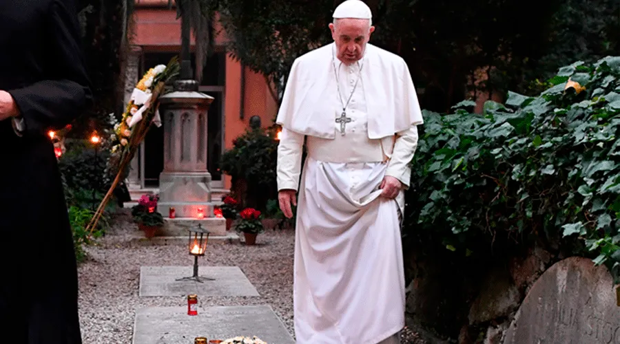 Imagen de archivo conmemoración fieles difuntos en el Cementerio Teutónico en 2020. Foto: Vatican Media