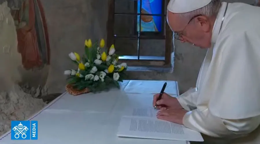 El Papa Francisco firma la Carta Apostólica. Foto: Captura de Youtube