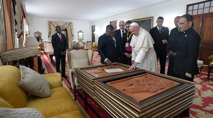El Papa firma en el Libro de Honor del Palacio Presidencial de Mozambique. Foto: Vatican Media?w=200&h=150