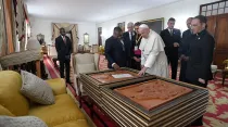 El Papa firma en el Libro de Honor del Palacio Presidencial de Mozambique. Foto: Vatican Media