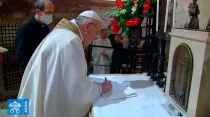 El Papa Francisco firma en Asís la Encíclica Fratelli tutti. Foto: Captura de Youtube