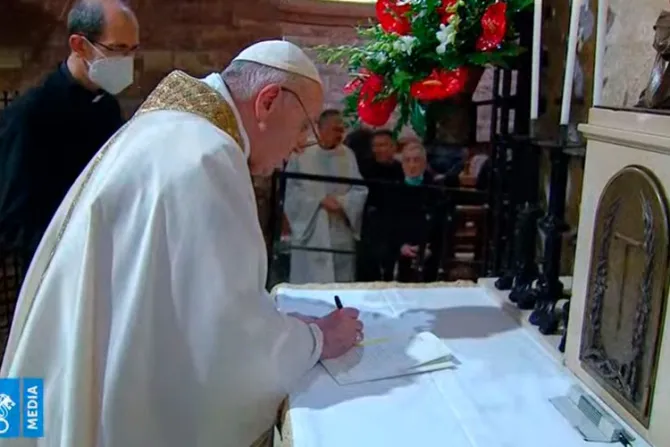 El Papa Francisco firma la Encíclica Fratelli tutti en Asís