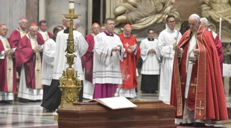 El Papa Francisco reza el responso por el Cardenal Paolo Sardi