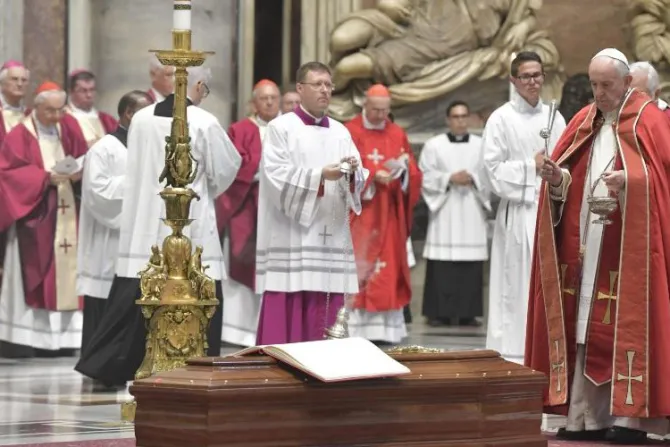 El Papa Francisco reza el responso por el Cardenal Paolo Sardi