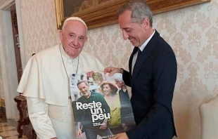El Papa Francisco con Gad Elmaleh este viernes 23 de diciembre en el Vaticano. Cru00e9dito: Twitter Gad Elmaleh 