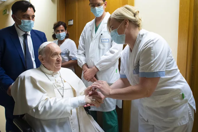 El Papa agradece a la “gran familia del Gemelli” por cuidarlo en el hospital