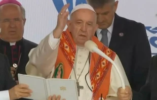 El Papa Francisco da la bendiciu00f3n usando una estola con la imagen de la Virgen de Guadalupe este 25 de julio en Canadu00e1. 