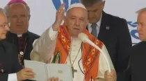 El Papa Francisco da la bendición usando una estola con la imagen de la Virgen de Guadalupe este 25 de julio en Canadá.