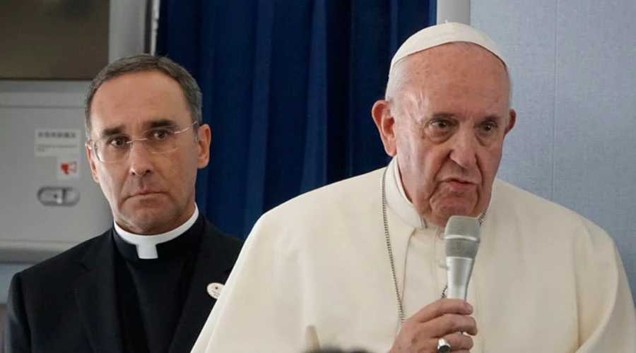 El Papa Francisco durante la rueda de prensa en el avió que lo llevó de Japón a Roma. Crédito: Hannah Brockhaus (ACI)?w=200&h=150