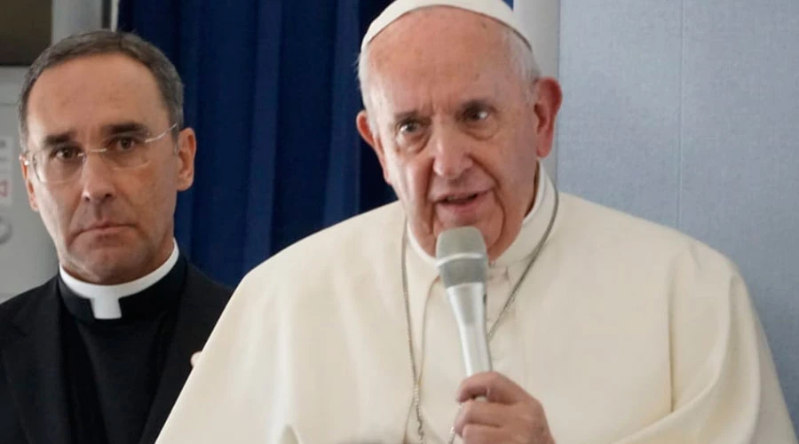 El Papa Francisco durante la rueda de prensa en el avió que lo llevó de Japón a Roma. Crédito: Hannah Brockhaus (ACI)?w=200&h=150