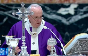 El Papa Francisco celebra la Misa. Foto: Captura de Youtube 