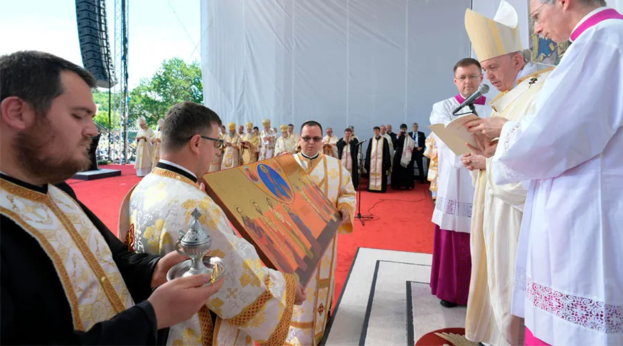El Papa Francisco bendice el icono de los nuevos Beatos. Foto: Vatican Media/ACI Prensa. Todos los derechos reservados