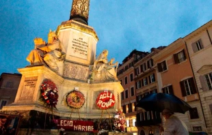 El Papa Francisco reza ante el monumento a la Inmaculada Concepciu00f3n. Foto: Vatican Media 