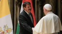 El Papa saluda al presidente de Hungría, János Áder. Foto: Vatican Media