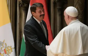 El Papa saluda al presidente de Hungría, János Áder. Foto: Vatican Media 