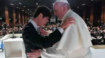 El Papa Francisco abraza a uno de los sobrevivientes de la triple catástrofe de Japón. Crédito: Vatican Media