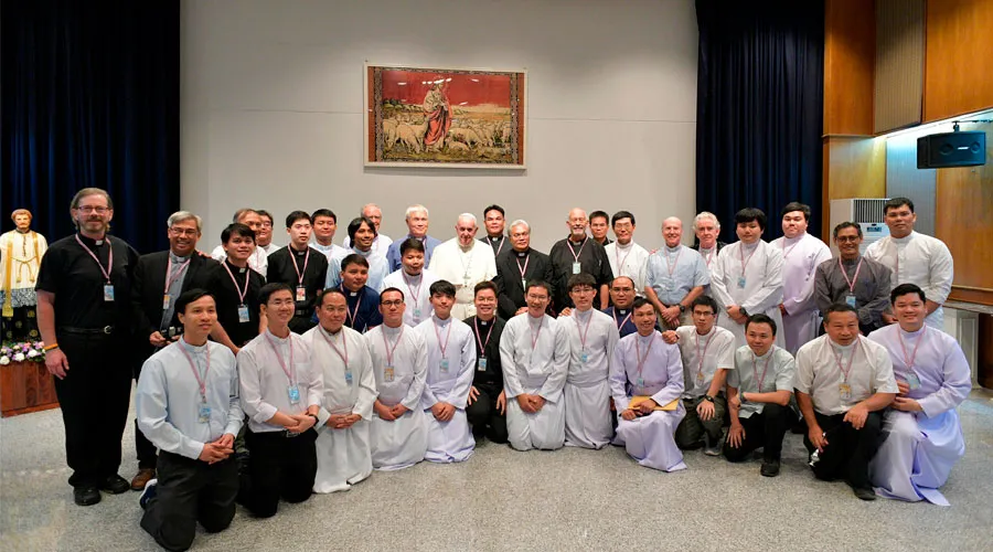 El Papa Francisco con los jesuitas en Tailandia. Foto: Vatican Media?w=200&h=150