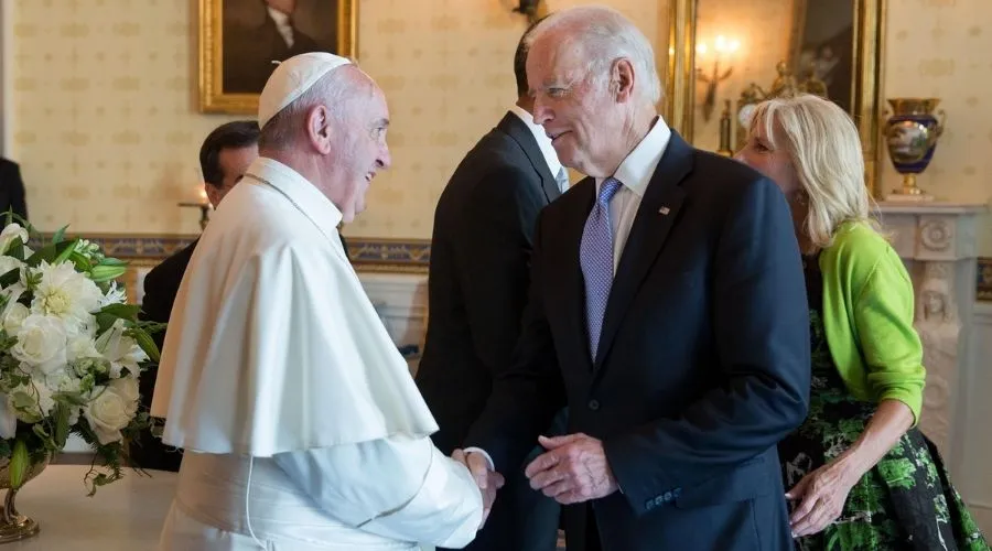 Papa Francisco se encuentra con Joe Biden, entonces vicepresidente de Estados Unidos, en su visita a ese país en 2015. Crédito: Archivo de Twitter del Vicepresidente / Dominio Público.?w=200&h=150