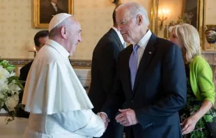 Papa Francisco se encuentra con Joe Biden, entonces vicepresidente de Estados Unidos, en su visita a ese país en 2015. Crédito: Archivo de Twitter del Vicepresidente / Dominio Público. 