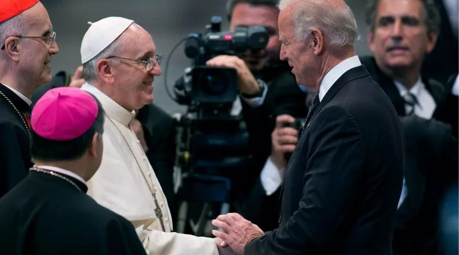 Papa Francisco y Joe Biden, en encuentro en Estados Unidos en 2015. Crédito: Archivo de Twitter de VP44 / Dominio público.