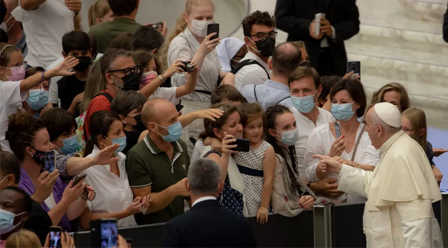 El Papa Francisco saluda a un grupo de jóvenes durante la Audiencia General. Foto: Daniel Ibáñez / ACI Prensa?w=200&h=150