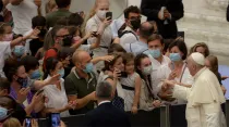 El Papa Francisco saluda a un grupo de jóvenes durante la Audiencia General. Foto: Daniel Ibáñez / ACI Prensa
