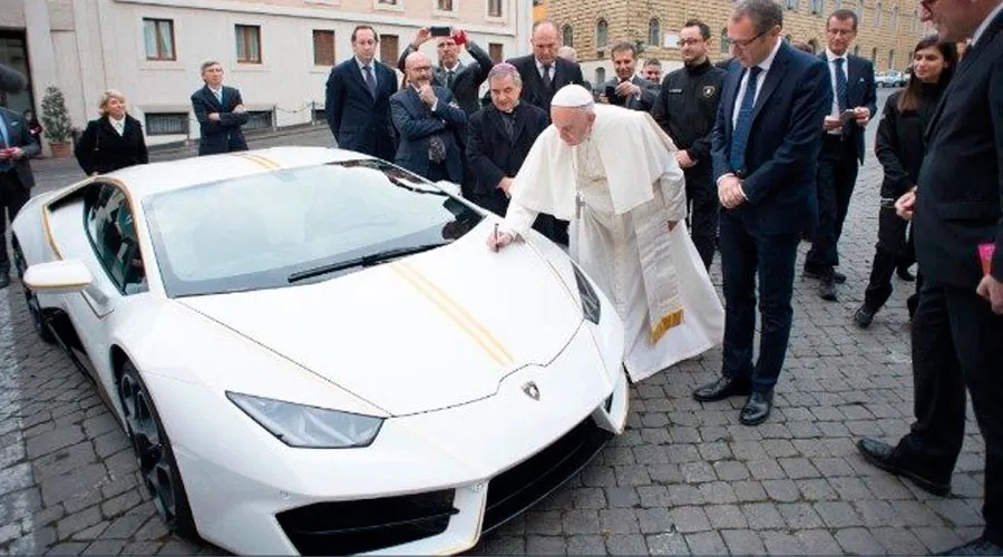 El Papa Francisco pone su firma en el Huracán Lamborghini donado en 2017. Crédito: Vatican Media