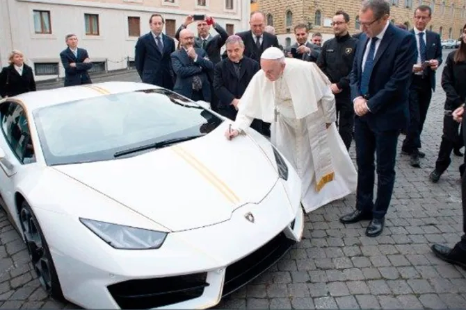 El Papa destinó 200 mil euros de la subasta del Lamborghini a esta obra de caridad
