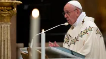 El Papa Francisco pronuncia su homilía. Foto: Daniel Ibañez / ACI Prensa