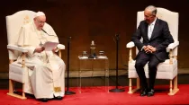 El Papa Francisco en el Centro Cultural de Belém en Portugal este miércoles 2 de agosto junto al presidente portugués Marcelo Rebelo de Sousa. Crédito: Daniel Ibáñez/ACI Prensa.