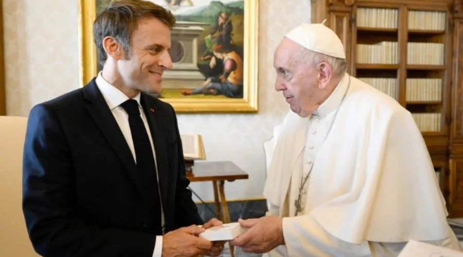 El Papa Francisco y Emmanuel Macron este 24 de octubre en el Vaticano. Crédito: Vatican Media.?w=200&h=150