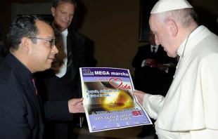 Papa Francisco recibe afiche de Marcha por la Vida en Mu00e9xico de manos de Rodrigo Ivu00e1n Cortu00e9s, presidente del Frente Nacional por la Familia. Foto: Cortesu00eda Rodrigo Ivu00e1n Cortu00e9s. 