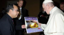 Papa Francisco recibe afiche de Marcha por la Vida en Mu00e9xico de manos de Rodrigo Ivu00e1n Cortu00e9s, presidente del Frente Nacional por la Familia. Foto: Cortesu00eda Rodrigo Ivu00e1n Cortu00e9s.