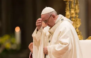 Papa Francisco rezando en el Vaticano. (Foto de archivo). Crédito: Marina Testino / ACI Prensa 