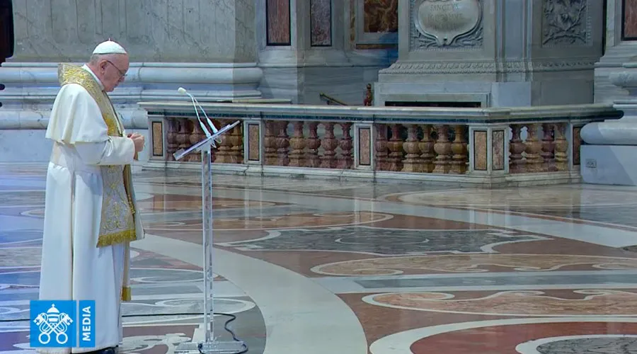 El Papa Francisco imparte la Bendición Urbi et Orbi. Foto: Captura de Youtube