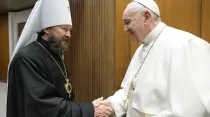 El Papa saluda al responsable de relaciones exteriores del Patriarcado de Moscú. Foto: Vatican Media
