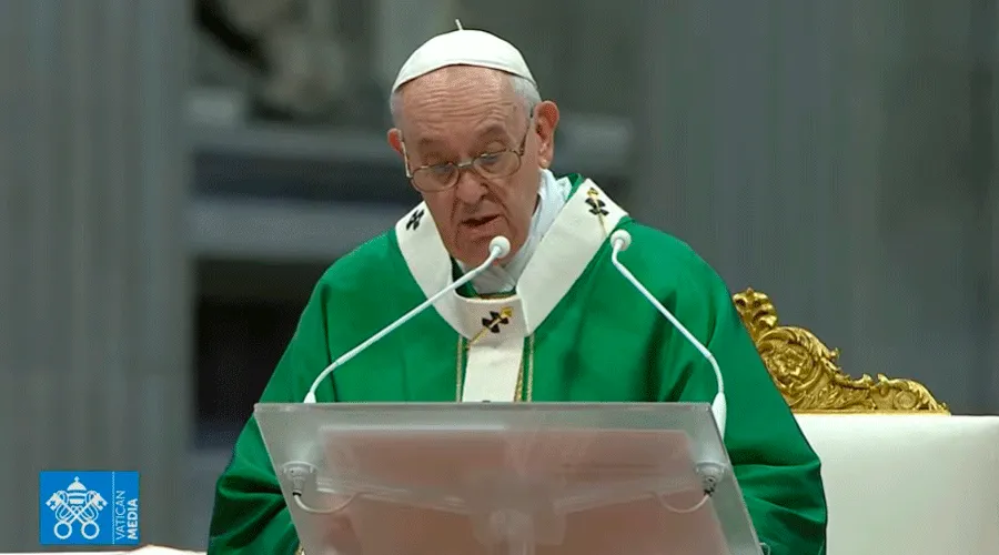 El Papa Francisco lee su homilía. Foto: Vatican Media / Captura de pantalla