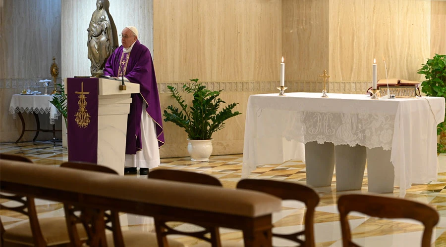 El Papa Francisco celebra la Misa en Santa Marta. Foto: Vatican Media?w=200&h=150