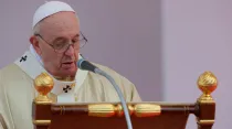 El Papa Francisco pronuncia su homilía. Foto: Vatican Media