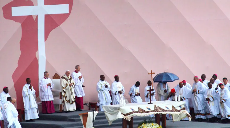 La Santa Misa presidida por el Papa Francisco en Maputo. Foto: Edward Pentin / ACI Prensa
