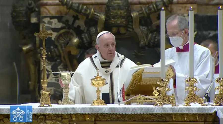 Él Papa Francisco celebra la Misa. Foto: Captura de Youtube