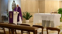 El Papa Francisco celebra la Misa en Santa Marta. Foto: Vatican Media