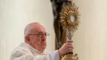 El Papa durante la Misa celebrada en Casa Santa Marta. Foto: Vatican Media