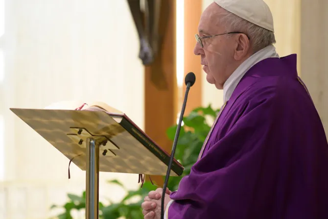 El Papa pide a los sacerdotes que no pierdan el sentido de pertenencia al pueblo de Dios