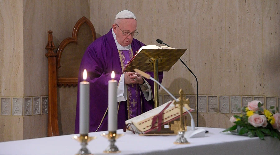 Imagen de archivo del Papa en la Misa en Casa Santa Marta. Foto: Vatican Media?w=200&h=150