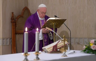 Imagen de archivo del Papa en la Misa en Casa Santa Marta. Foto: Vatican Media 