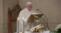 El Papa Francisco durante la Misa celebrada en Casa Santa Marta. Foto: Vatican Media