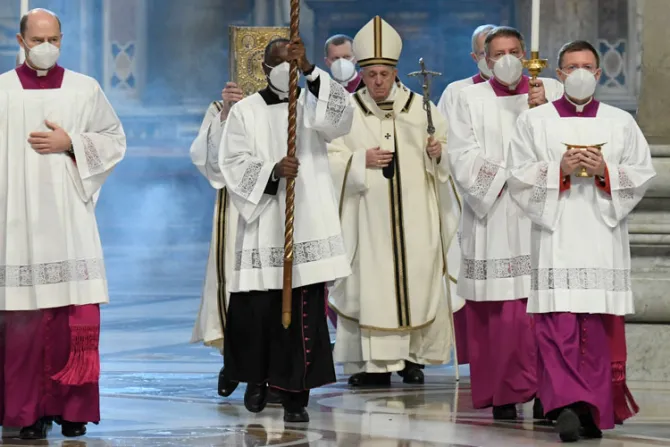 El Papa aclara que el sacerdocio sigue reservado solo para los hombres