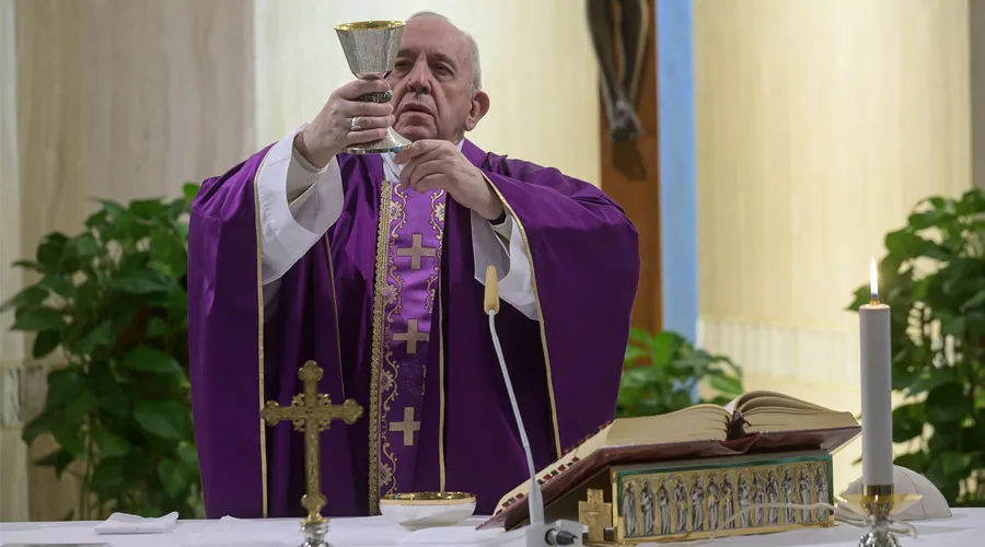 El Papa celebra la Misa en Casa Santa Marta. Foto: Vatican Media